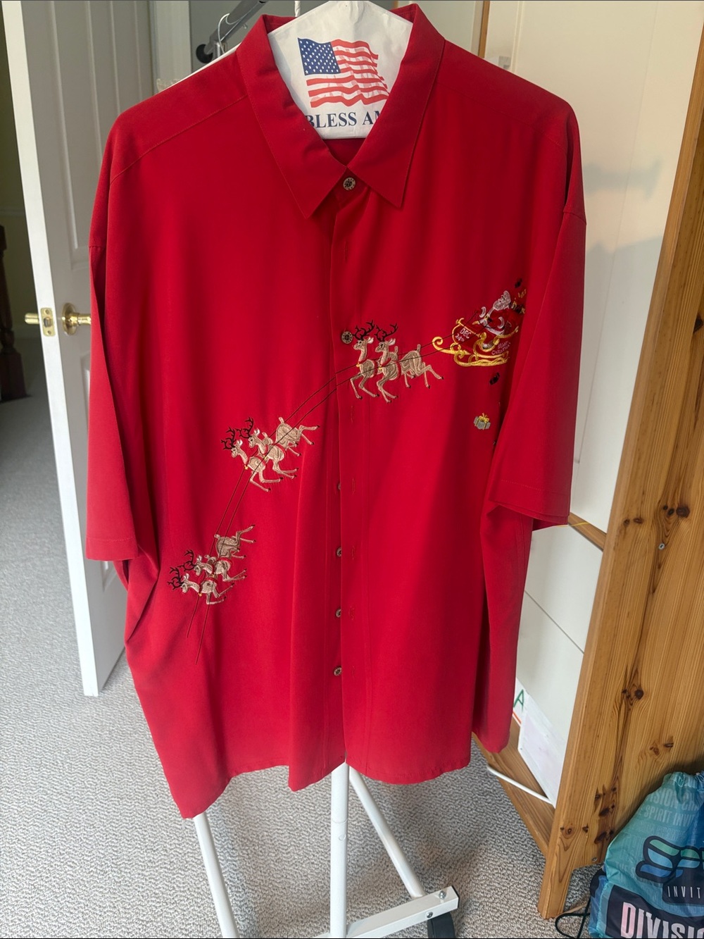 Men’sBAMBOO CAY Red Short-Sleeve Button-Down Shirt with Embroidered Holiday Moti
